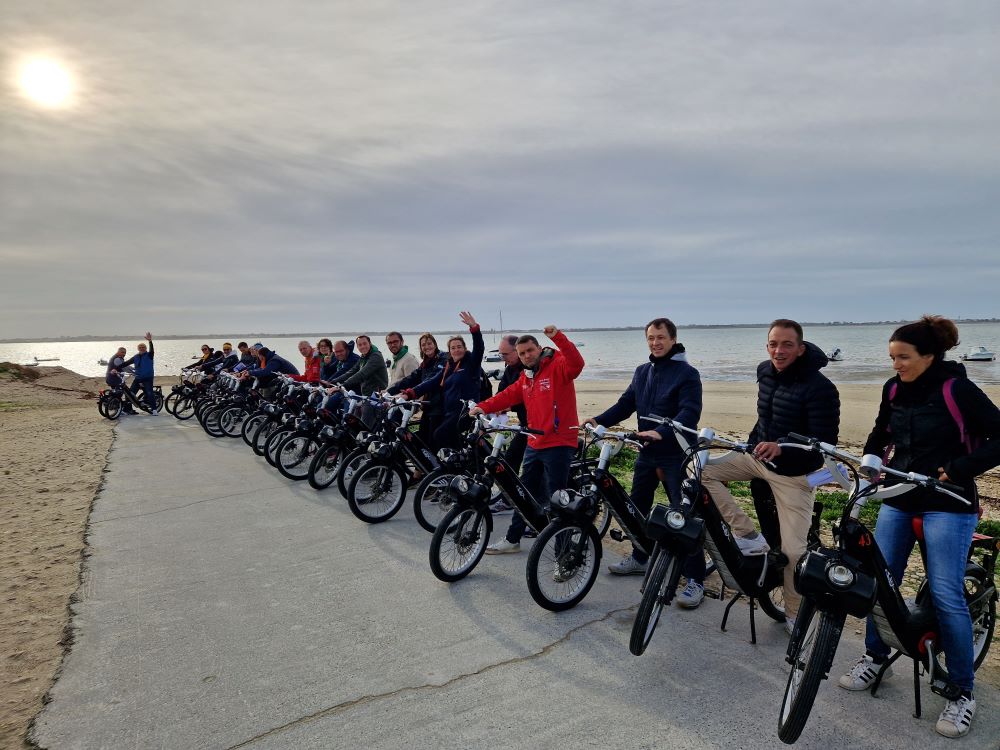 Jeune cadre qui utilise un vélo dans le cadre d'un dispositif RSE avec son entreprise