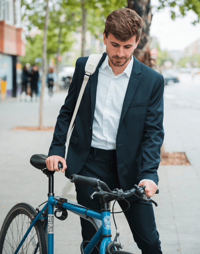 Jeune cadre qui utilise un vélo dans le cadre d'un dispositif RSE avec son entreprise