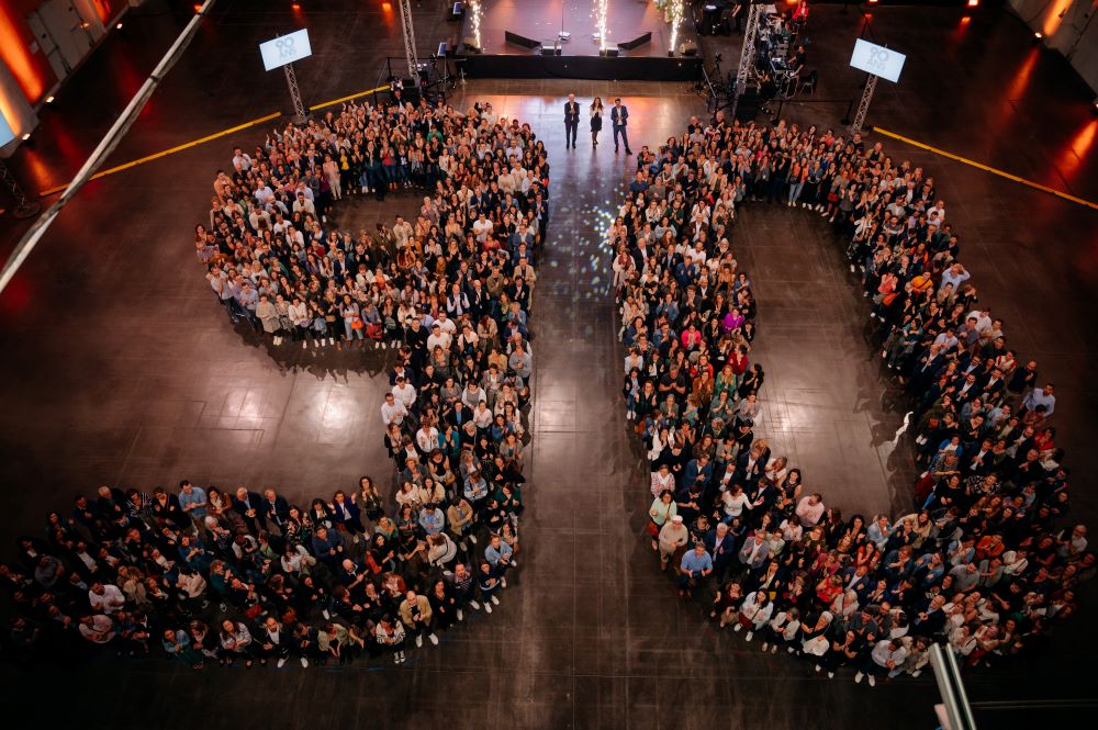 Une salle de réception dans une église lors d'un anniversaire d'entreprise organisé par l'agence Kap West Event