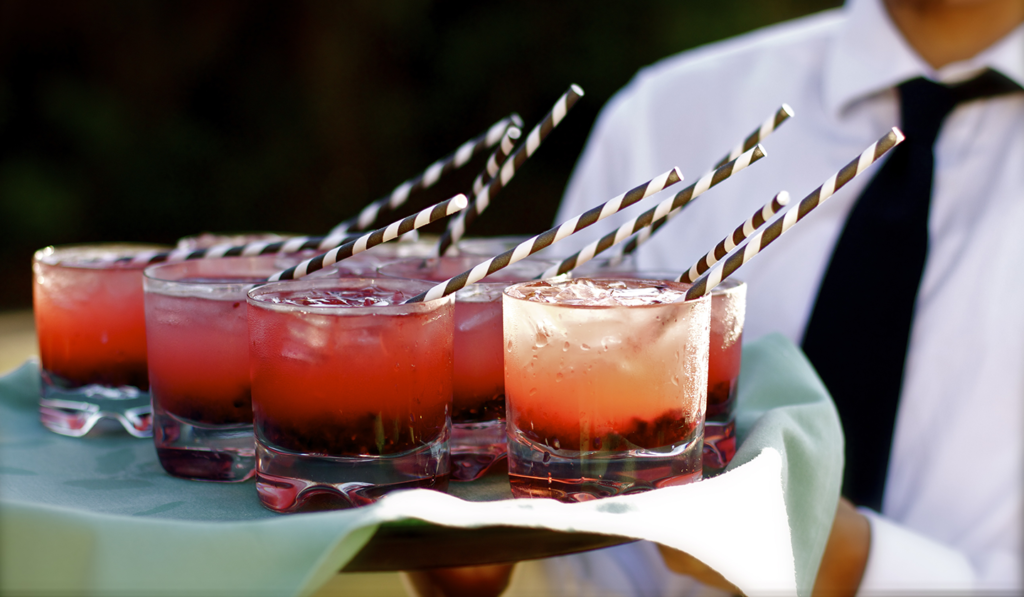 Des cocktails à la fraise sur un plateau lors d'une inauguration dans le Grand Ouest