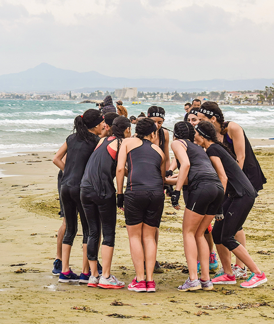 Groupe de femmes sur une plage pour organiser un défi fun dans le Grand Ouest