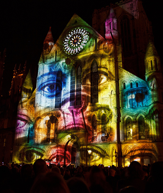 La cathédrale de Quimper pendant un spectacle pour montrer comment louer une vidéo mapping pour son entreprise