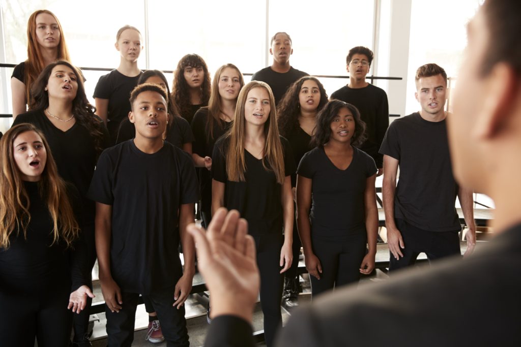 Un groupe de salariés chantant pour la chorale, un des team building originaux par l'agence Kap West Events.