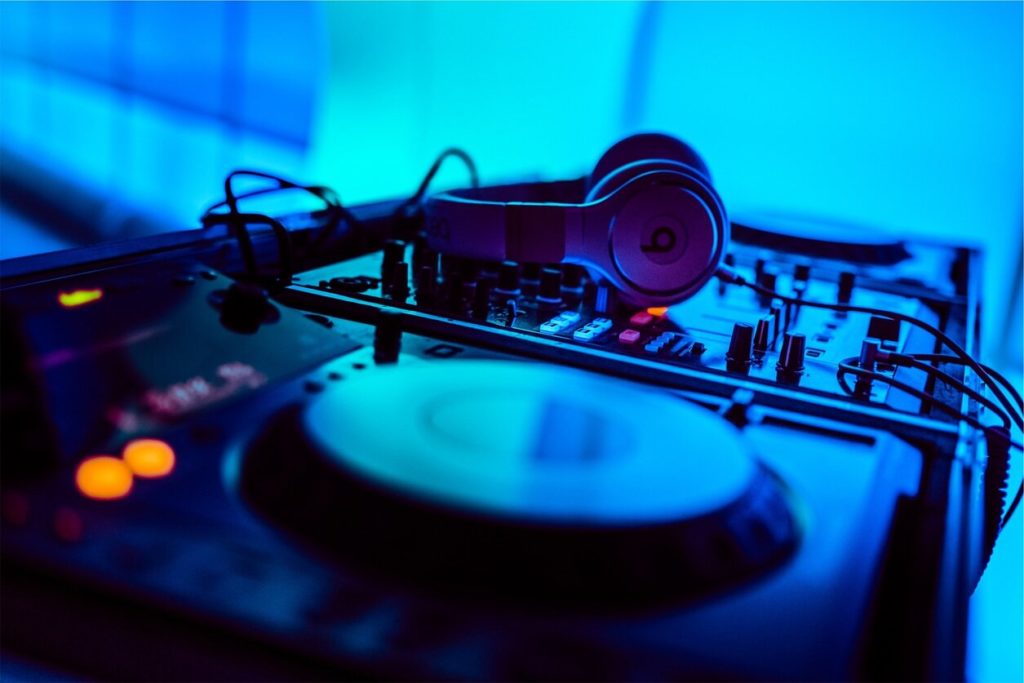 Une table de mixage d'un DJ set faisant partie des artistes et performers pour votre prochain événement professionnel avec l'agence Kap West Events.