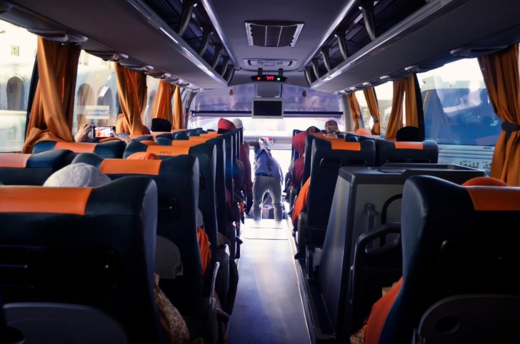 L'intérieur d'un bus transportant des passagers pour un événement professionnel, une prestation de l'agence Kap West Events.