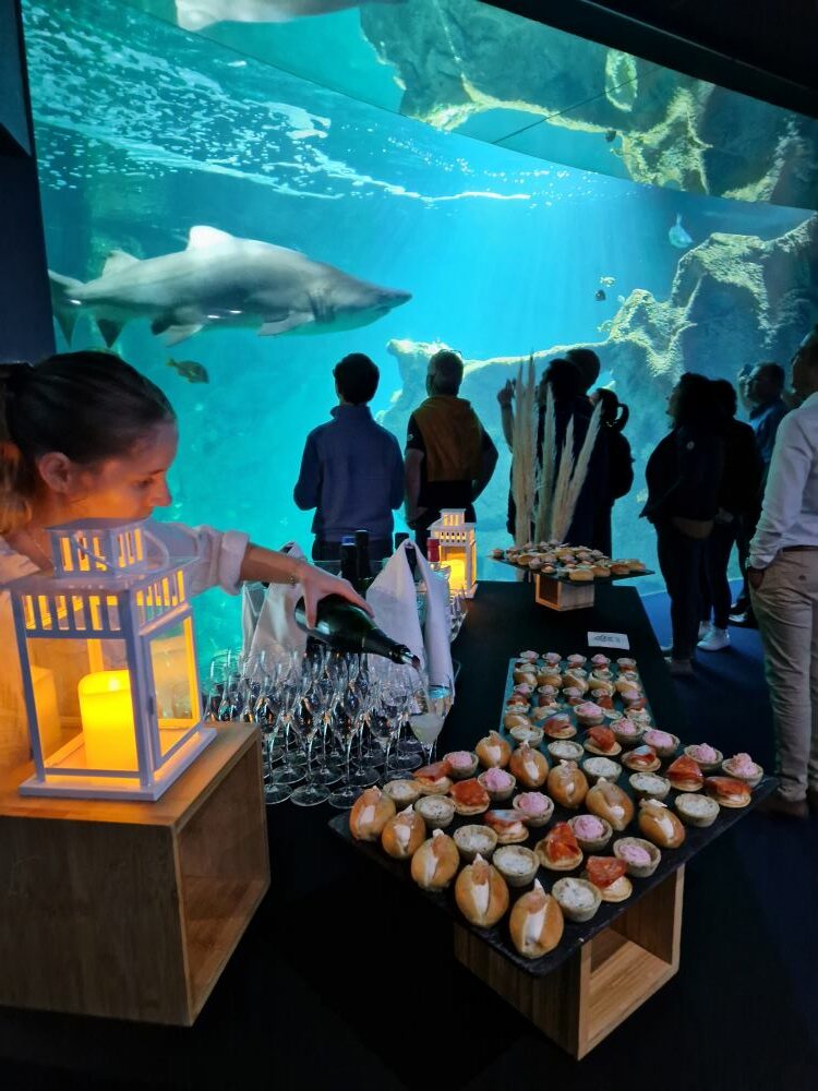 Des serveurs entrain de servir des coupes de champagnes lors d'une prestation traiteur d'un événement professionnel avec l'agence Kap West Events.
